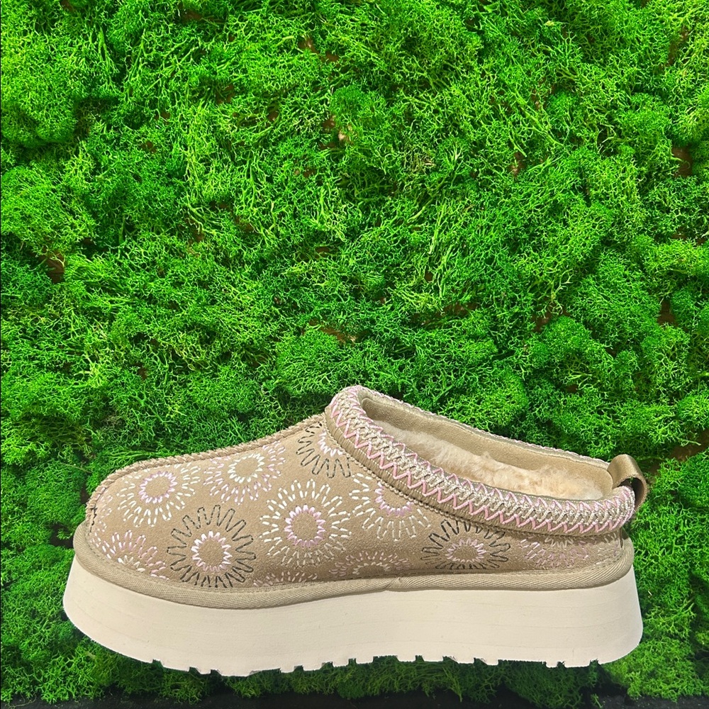 🇨🇦  UGG Women's Tazz Sun Stitch - Picture 9 of 10